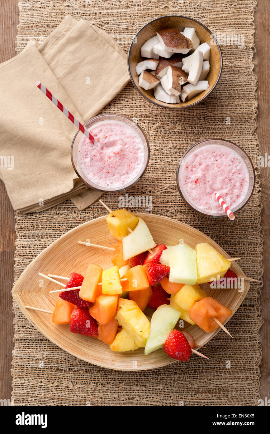 Obst Kabobs - Obst am Spieß - auf Tablett mit Erdbeer-smoothies Stockfoto