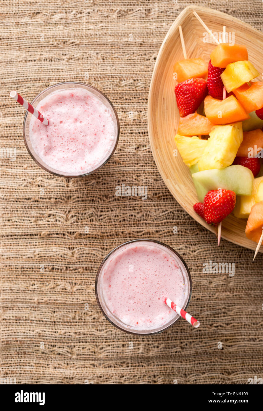 Erdbeer-Smoothies und Obst Kabobs - Obst am Spieß - auf Tablett Stockfoto