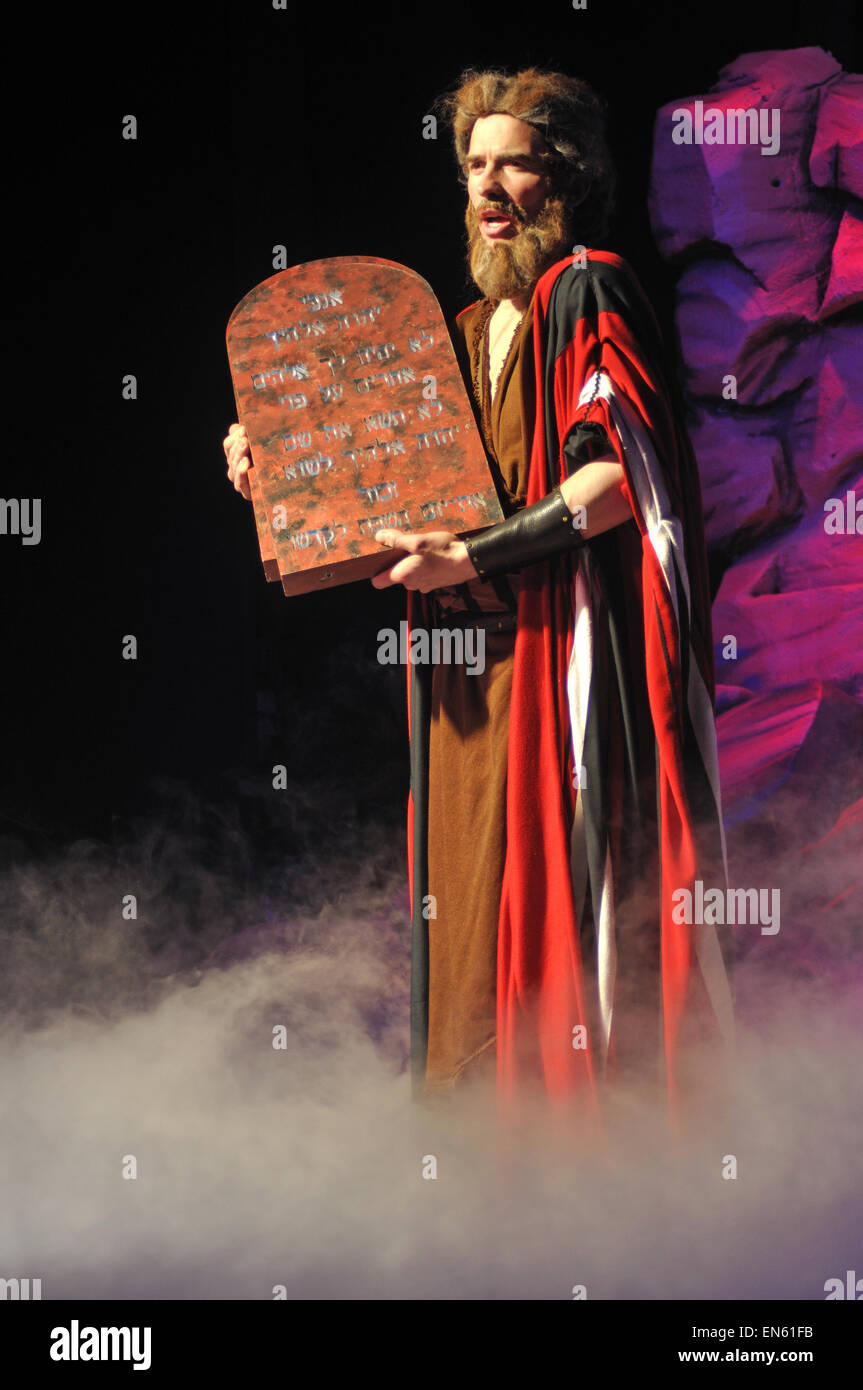 Moses mit den zehn geboten in einer biblischen Bühnen-performance Stockfoto