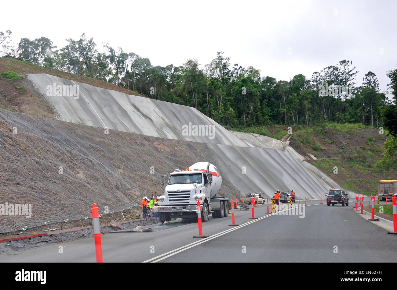 BLACKBUTT RANGE, QUEENSLAND, Australien, 5. März 2013: Weiterarbeit zur Aktualisierung einer gefährlichen Strecke Stockfoto