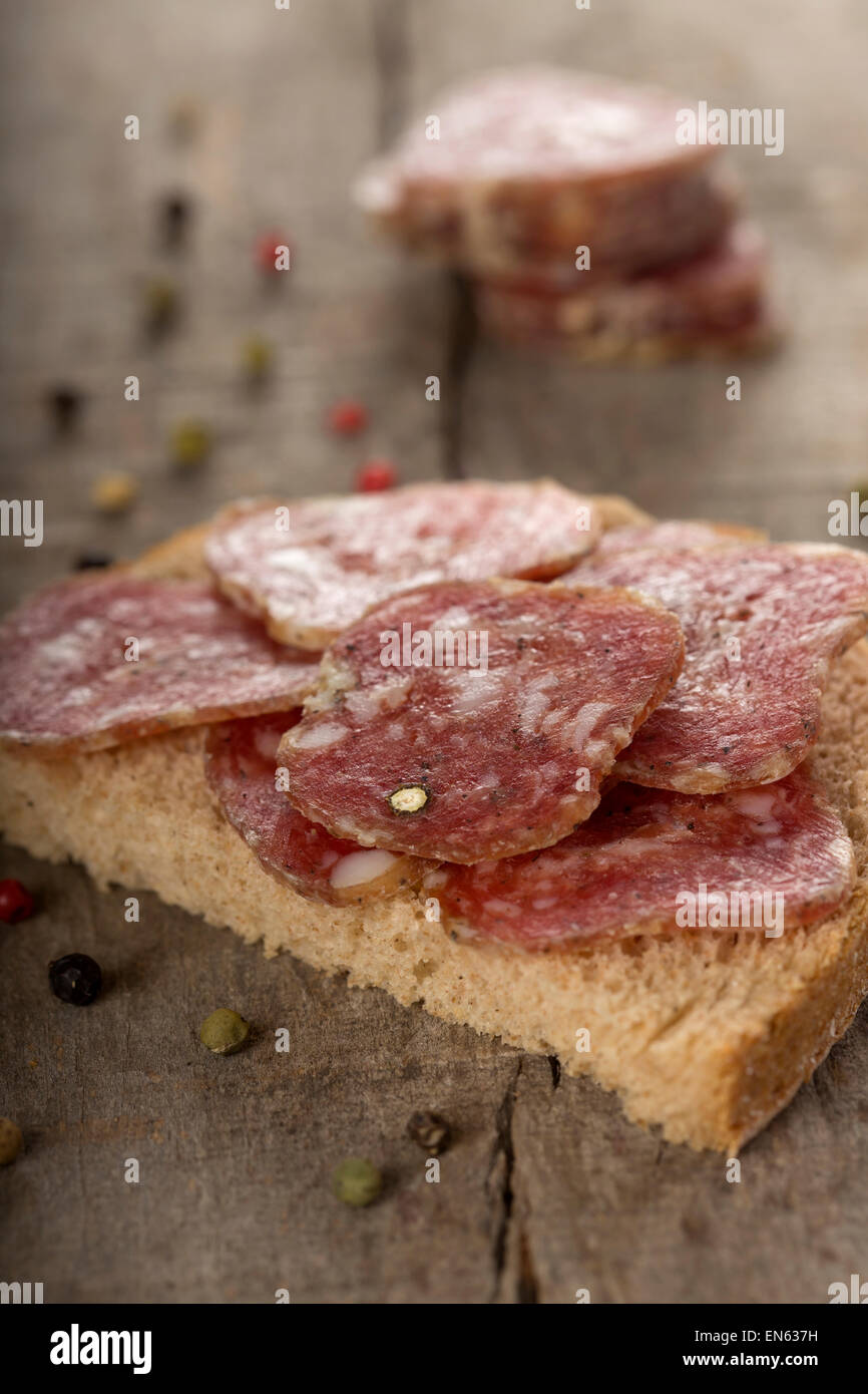 Salamibrot. Open Sandwich Salami-Scheiben auf Vollkornbrot Stockfoto