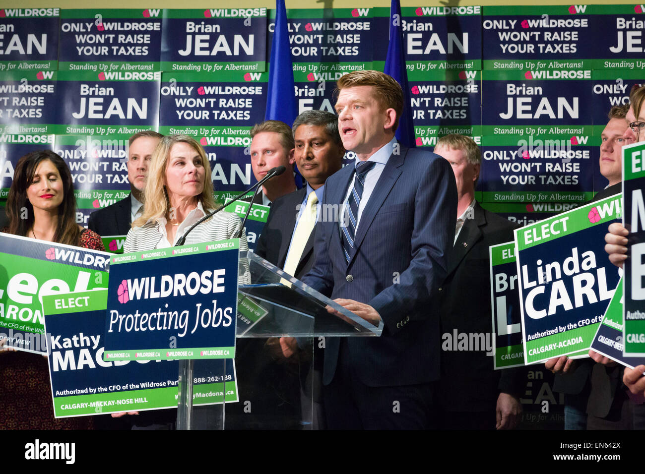 Calgary, Kanada. 28 Apr, 2015. Alberta Wildrose Partei Führer Brian Jean kündigt eine Kampagne Plattform als Kandidaten aus verschiedenen Ridings in Calgary, Kanada, am Dienstag, 28. April 2015. Die provinzielle Wahl ist für den 5. Mai 2015 geplant. Credit: Gudrun Schulze Ebbinghoff/Alamy leben Nachrichten Stockfoto