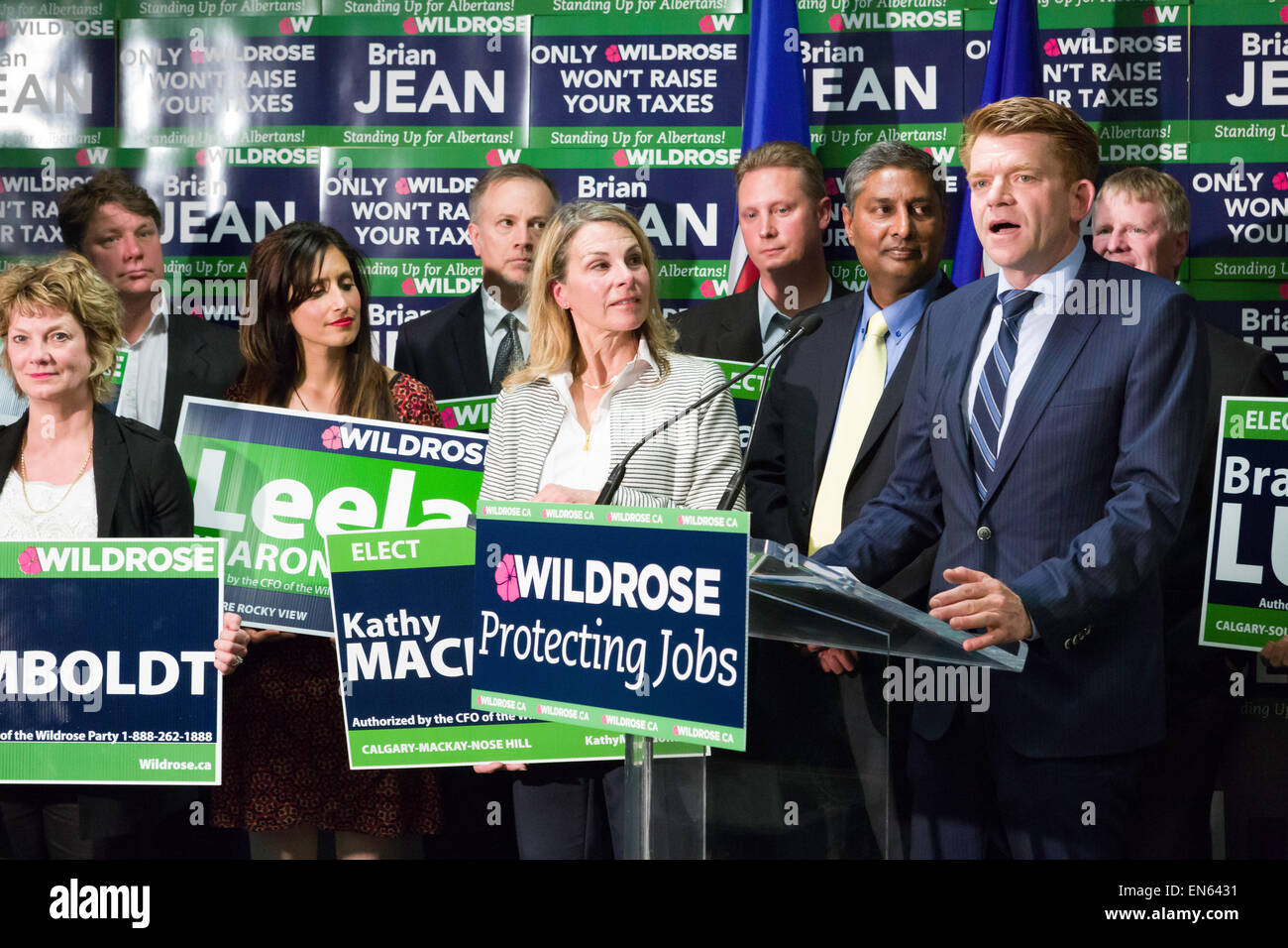 Calgary, Kanada. 28 Apr, 2015. Alberta Wildrose Partei Führer Brian Jean kündigt eine Kampagne Plattform als Kandidaten aus verschiedenen Ridings in Calgary, Kanada, am Dienstag, 28. April 2015. Die provinzielle Wahl ist für den 5. Mai 2015 geplant. Credit: Gudrun Schulze Ebbinghoff/Alamy leben Nachrichten Stockfoto