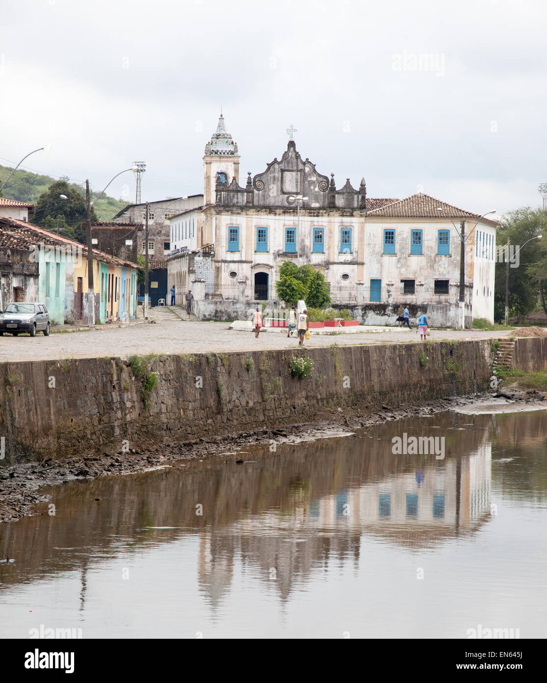 Koloniale Kirche in Amazon-Dorf am Fluss Stockfoto
