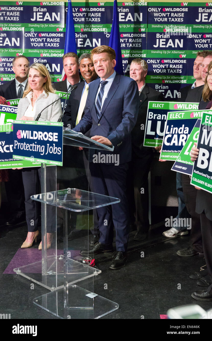 Calgary, Kanada. 28 Apr, 2015. Alberta Wildrose Partei Führer Brian Jean kündigt eine Kampagne Plattform als Kandidaten aus verschiedenen Ridings in Calgary, Kanada, am Dienstag, 28. April 2015. Die provinzielle Wahl ist für den 5. Mai 2015 geplant. Credit: Gudrun Schulze Ebbinghoff/Alamy leben Nachrichten Stockfoto