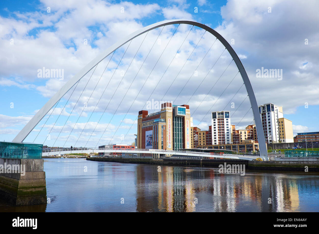 Die Gateshead Millennium Bridge von Kai Newcastle Upon Tyne UK Stockfoto