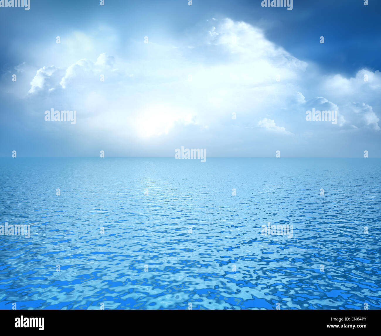 Blaues Meer mit weißen Wolken am Horizont Stockfoto