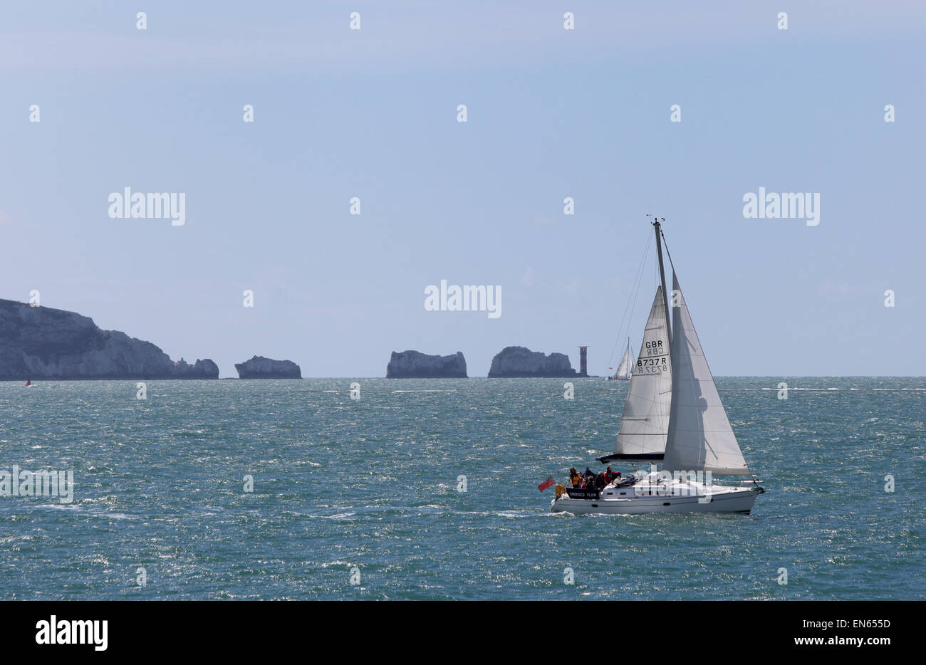 eine Yacht Segeln vorbei an die Nadeln auf der Isle Of Wight Stockfoto