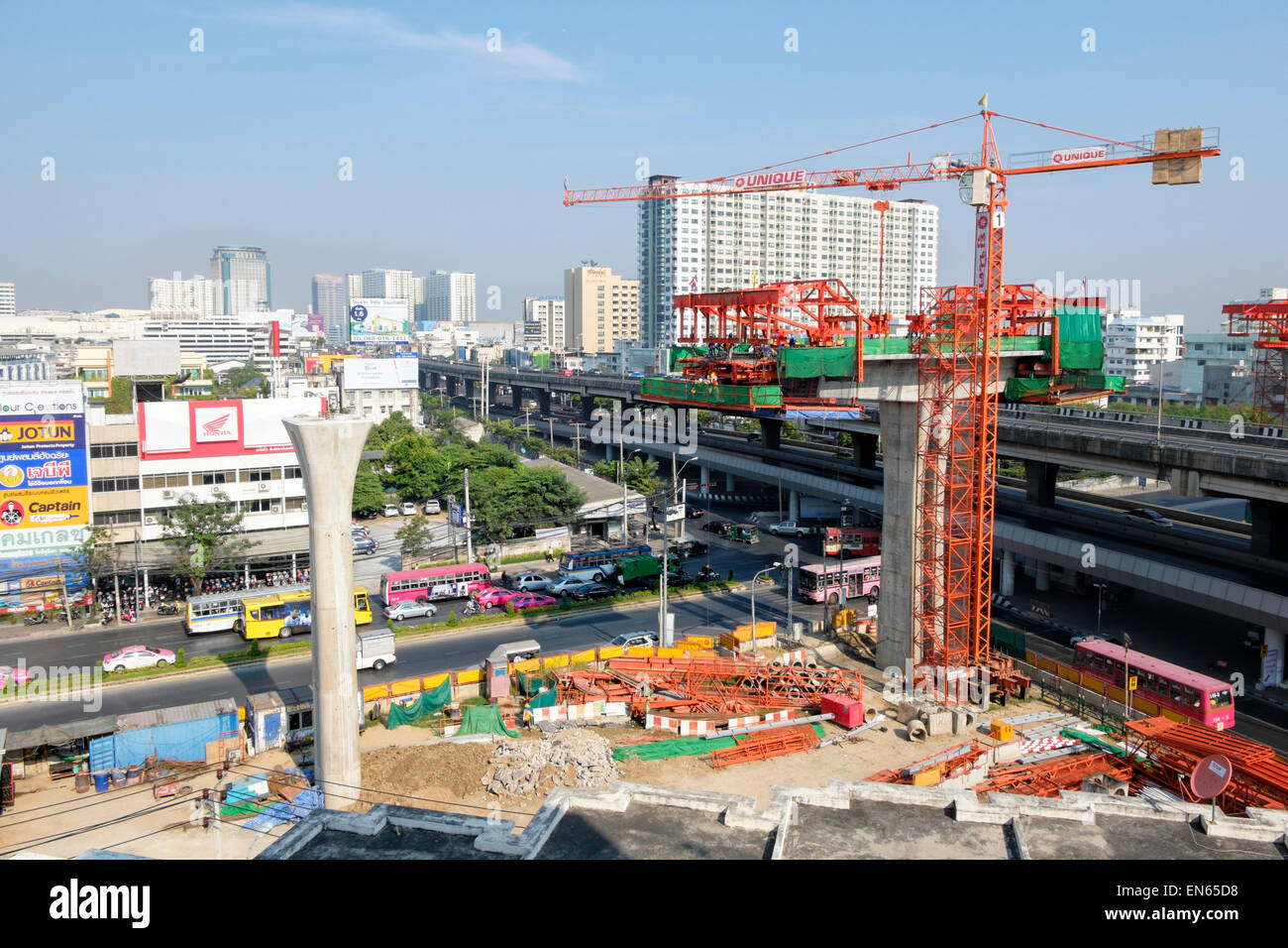 Bangkok Skytrain Linie im Bau: Verkehr in Thailand; Infrastruktur der Stadt; städtische Entwicklung; Thai-Entwicklungsprojekt Stockfoto