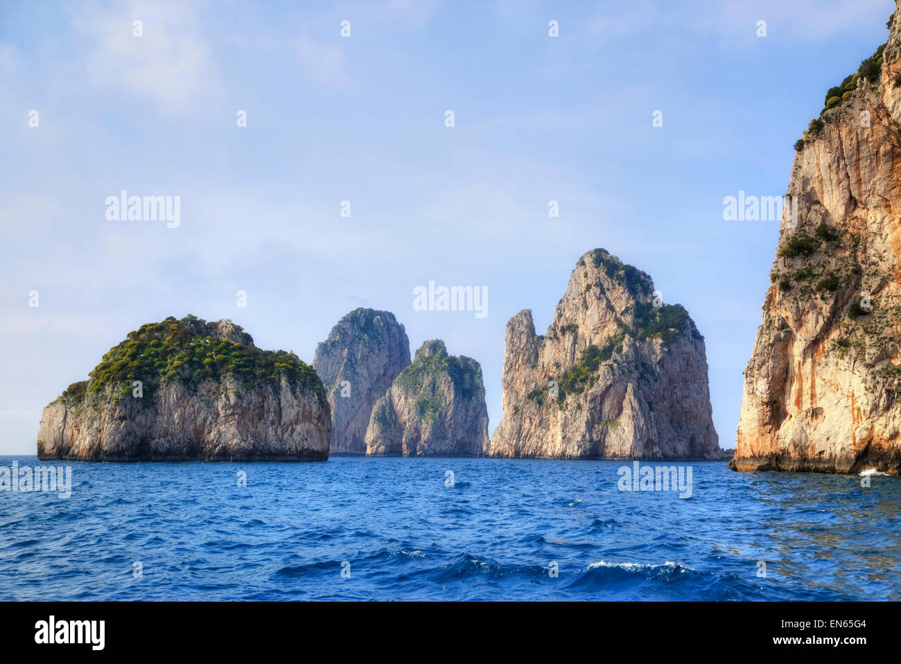 Faraglioni, Capri, Neapel, Kampanien, Italien Stockfoto