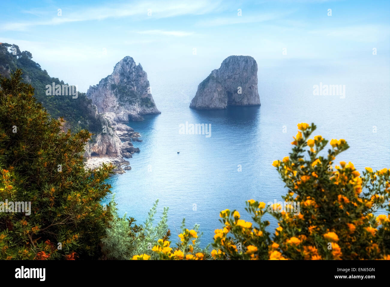 Faraglioni, Capri, Neapel, Kampanien, Italien Stockfoto