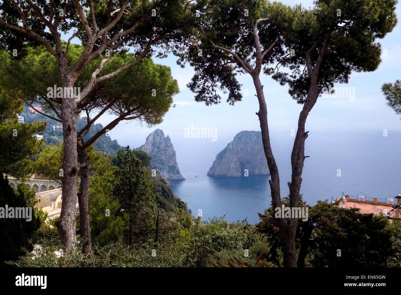 Faraglioni, Capri, Neapel, Kampanien, Italien Stockfoto