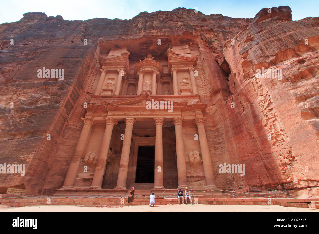 Petra, Jordanien - 26. März 2015: Touristische Erkundung der Ruinen der antiken Petra, Jordanien Stockfoto