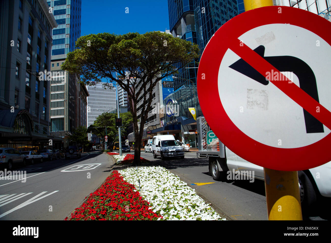 Keine Links abbiegen Schild, Blumen und Bürogebäuden, Lambton Quay, Wellington, Nordinsel, Neuseeland Stockfoto