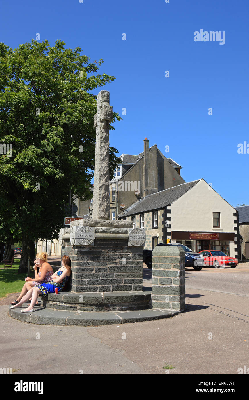Mädchen sonnen sich am Kriegerdenkmal in Lochgilphead in Schottland die WW1 & WW2 Todesfälle erinnert Stockfoto