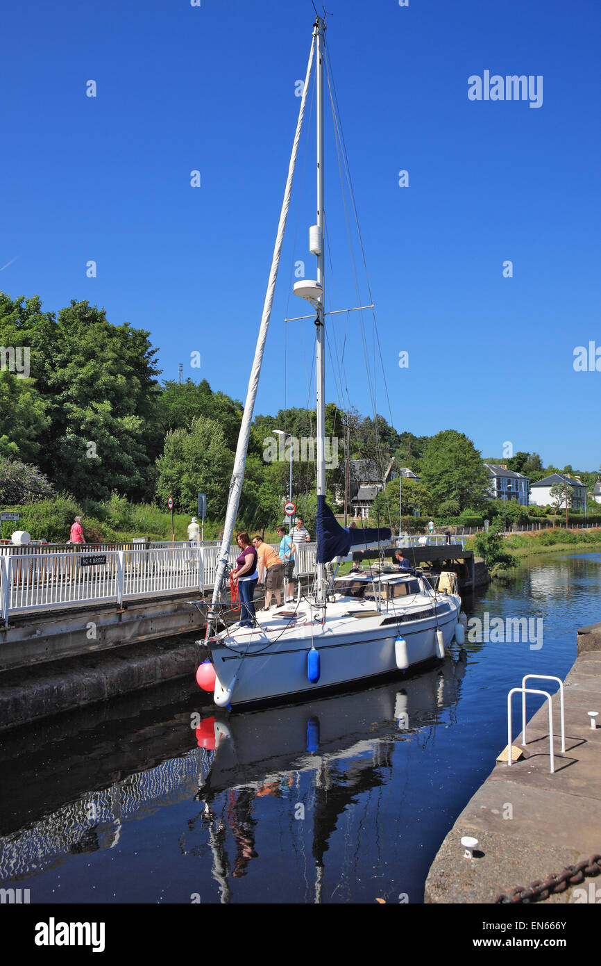 Yacht nähert sich eine Sperre auf dem Crinan Kanal bei Ardrishaig in Argyll, Schottland Stockfoto