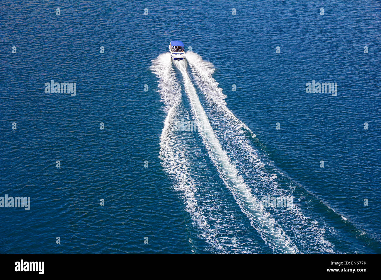 Motorboot auf eine blaue Adria, Kroatien Stockfoto