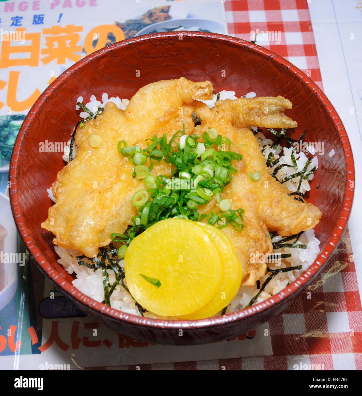 Fugu Sehne (Fugu-Tempura auf Reis). Fugu (Kugelfisch) ist bekannt für seine giftigen Potenzial. Japan; Japanisches Essen; Mahlzeit; Gericht Stockfoto