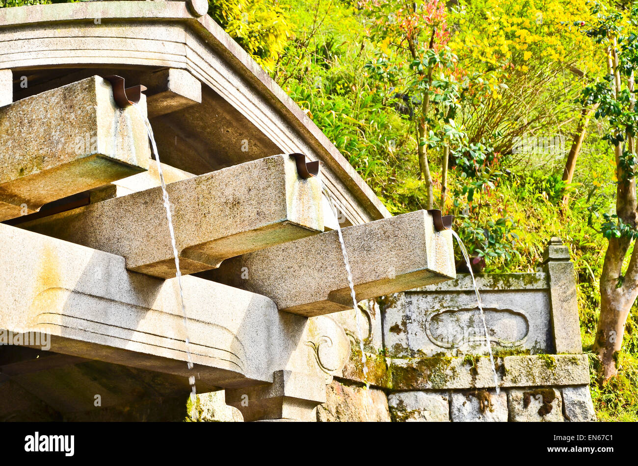 Trinkwasser aus dem Fluss drei Messungen Kiyomi Matsumoto. Stockfoto