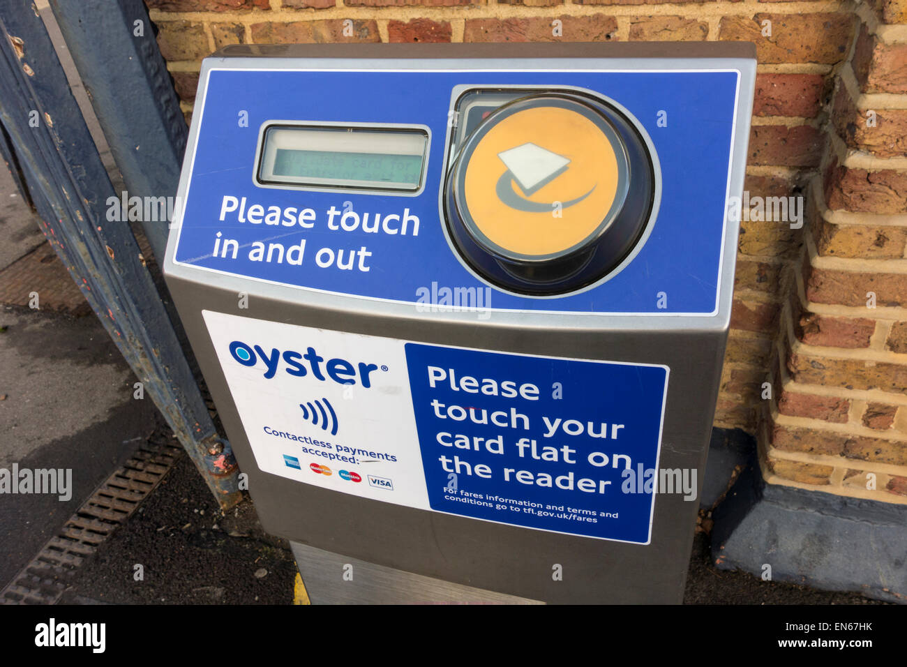 Oyster Card und kontaktlosen Kartenleser an einem Bahnhof, UK Stockfoto