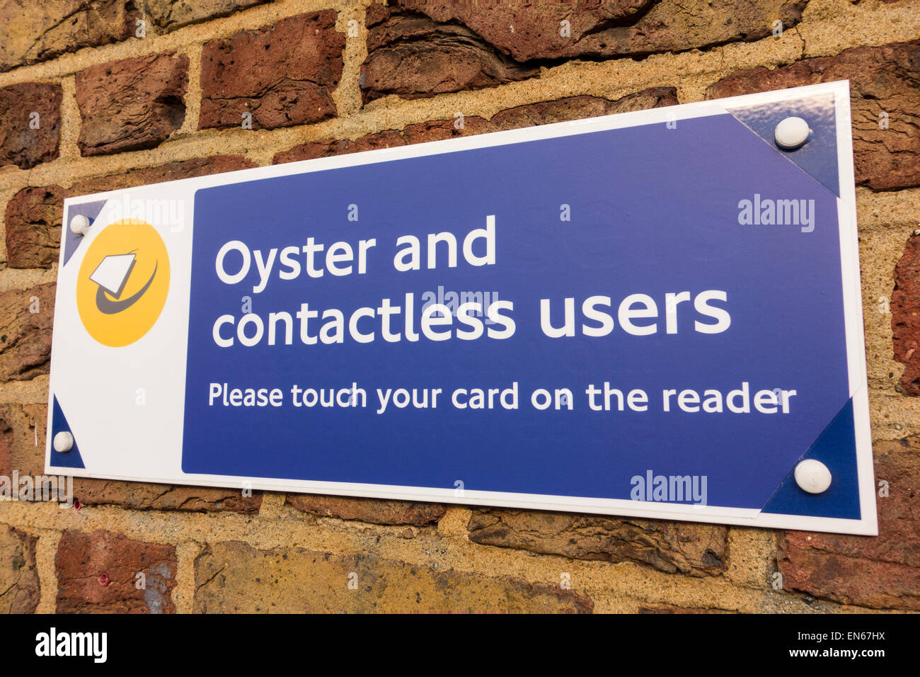 Oyster Card und kontaktlosen Karte Leser Zeichen auf einem Bahnhof, UK Stockfoto