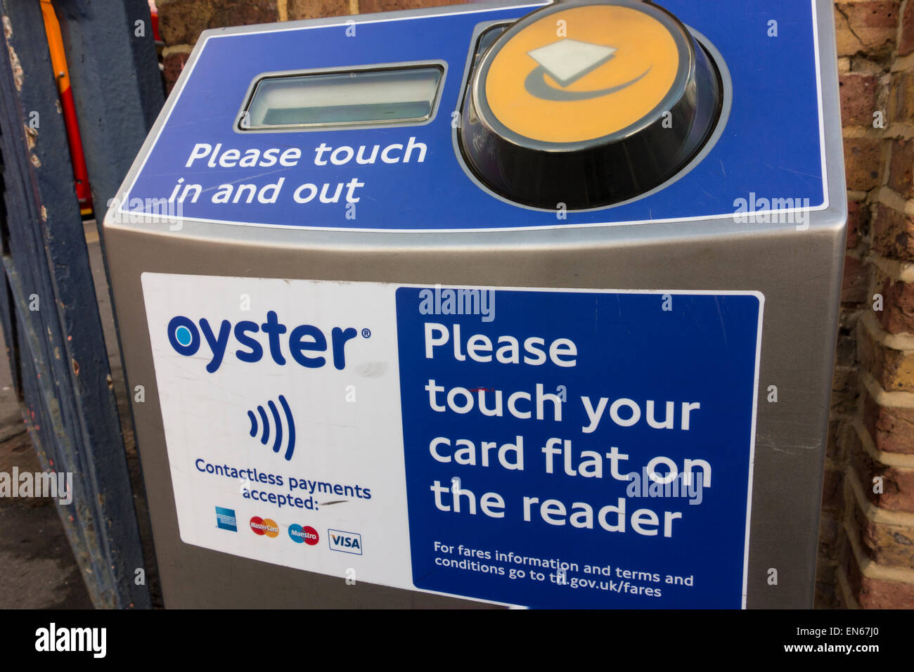 Oyster Card und kontaktlosen Kartenleser an einem Bahnhof, UK Stockfoto
