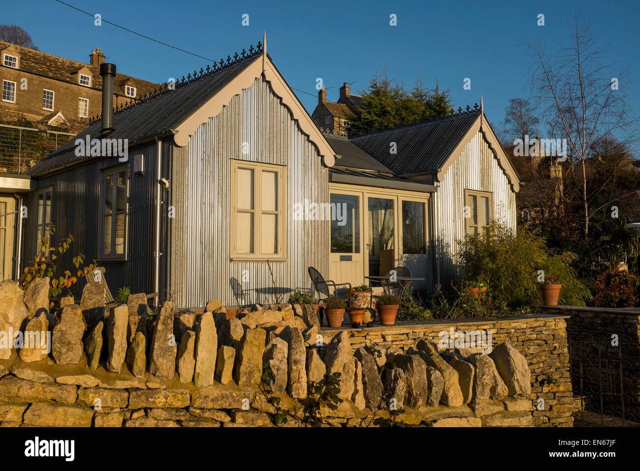 Ein neu gebautes Haus mit gewellten Metallwänden in Stroud, Gloucestershire, UK Stockfoto