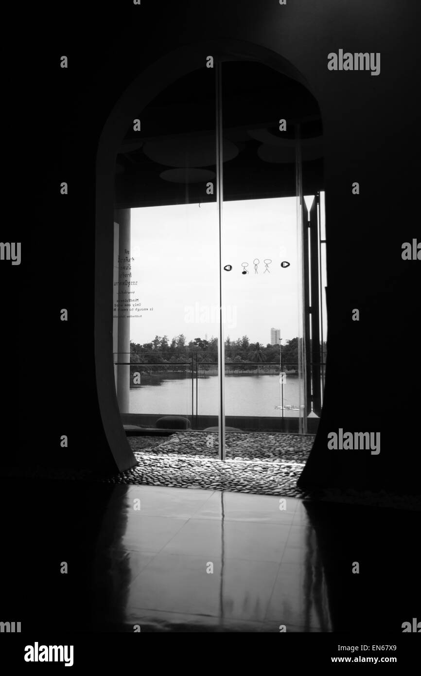 Innenraum mit Glastür (Schwarzweiß) Stockfoto