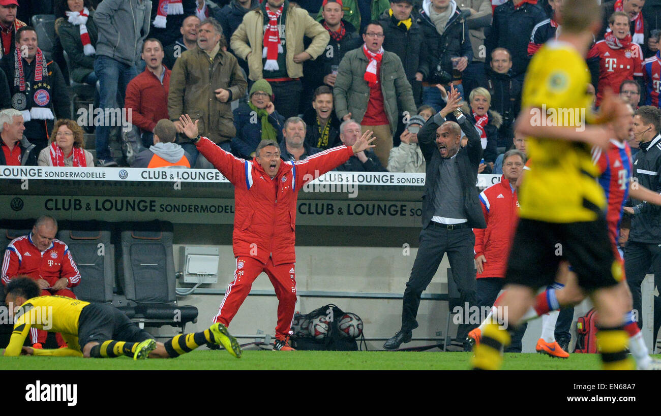 München, Deutschland. 28. April 2015. Bayern München Trainer Pep Guardiola (dunkler Anzug) und Co-Trainer Domenec Torrent (C) reagieren während der deutsche DFB-Pokal Halbfinale Finale Fußballspiel zwischen FC Bayern München und Borussia Dortmund in Allianz Arena in München, 28. April 2015. Bildnachweis: Dpa picture Alliance/Alamy Live News Stockfoto
