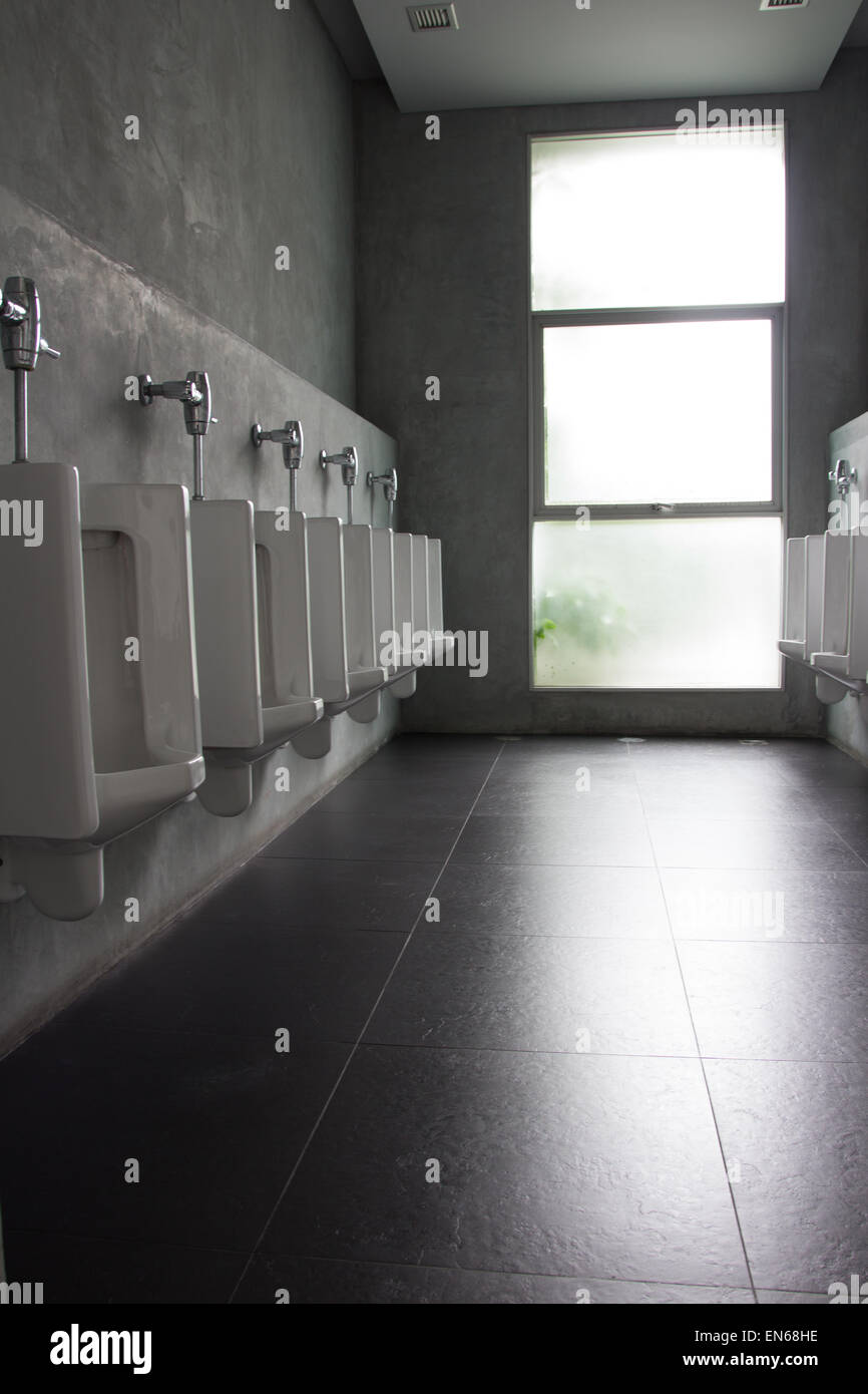 öffentliche Toilette - Urinale in Folge Stockfoto