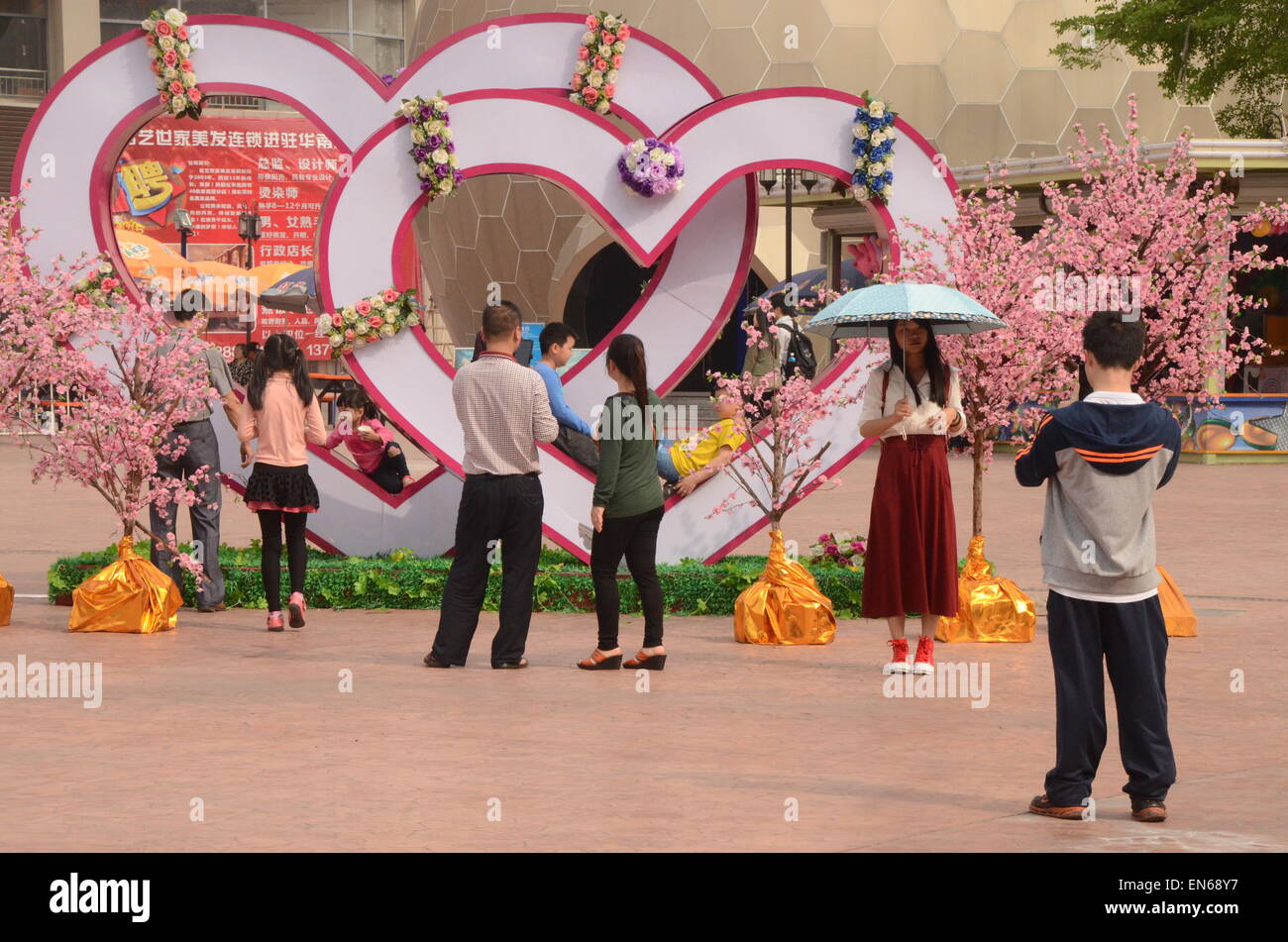 Selfies China - Frühlingsblüte - Romantisches Herz China (New South China Mall - weltweit größte Shopping Mall) Stockfoto