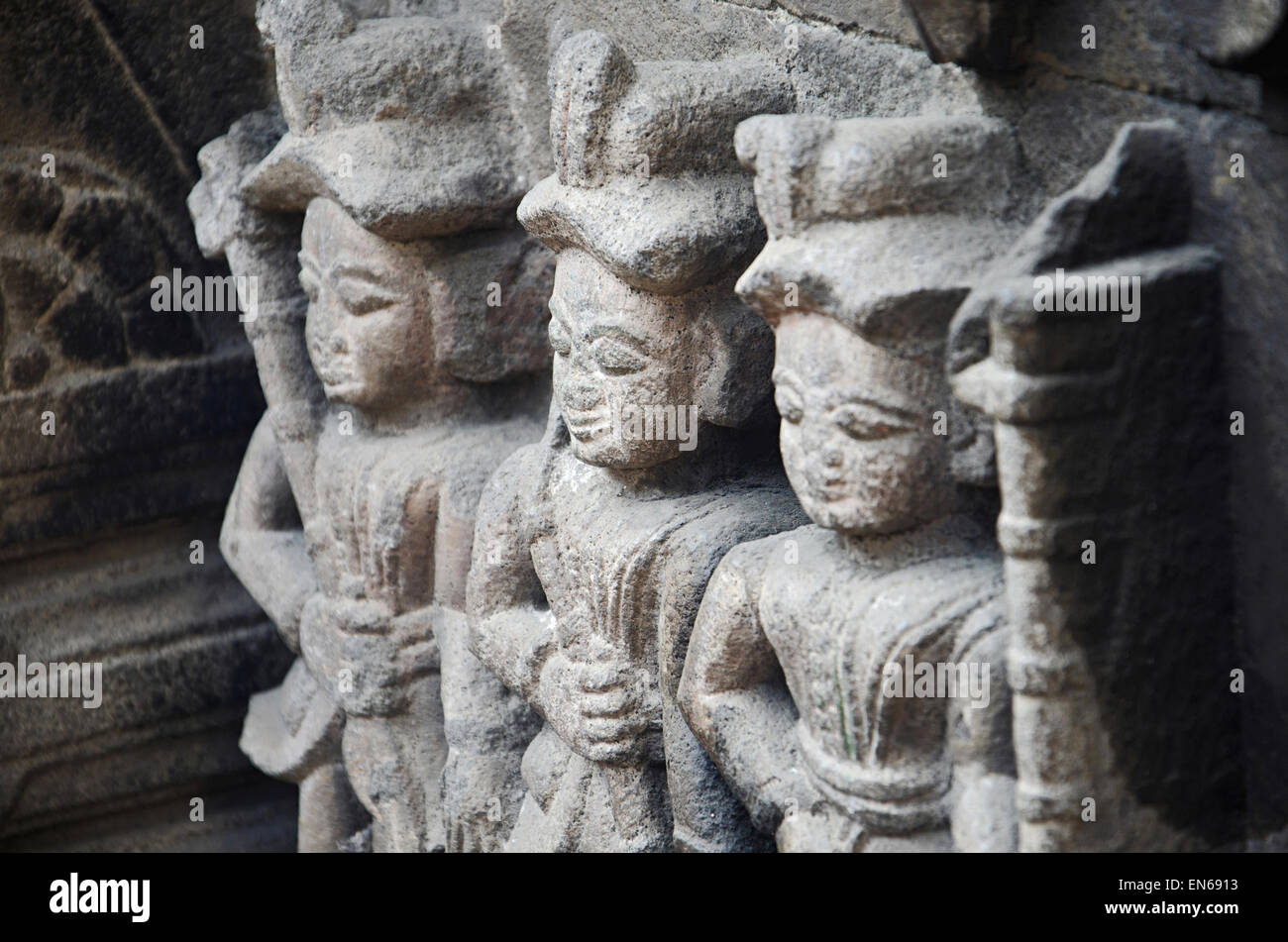 Geschnitzte Idol Yaksha-Dwarpala, Trishund Ganapati Bügel, Pune, Maharashtra, Indien Stockfoto
