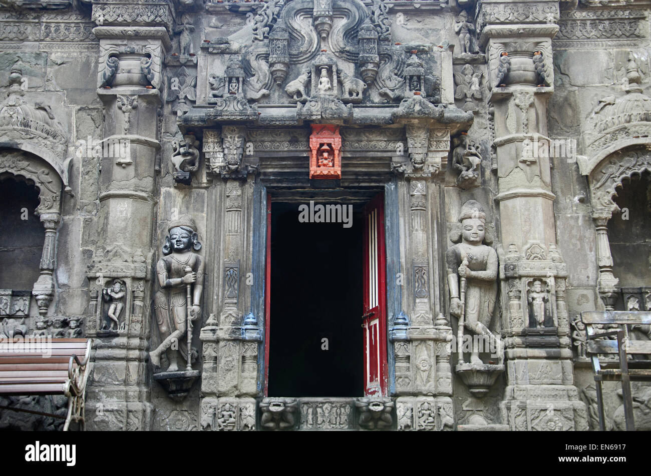 Geschnitzte Eingang des Trishund Ganapati Bügel, Pune, Maharashtra, Indien Stockfoto