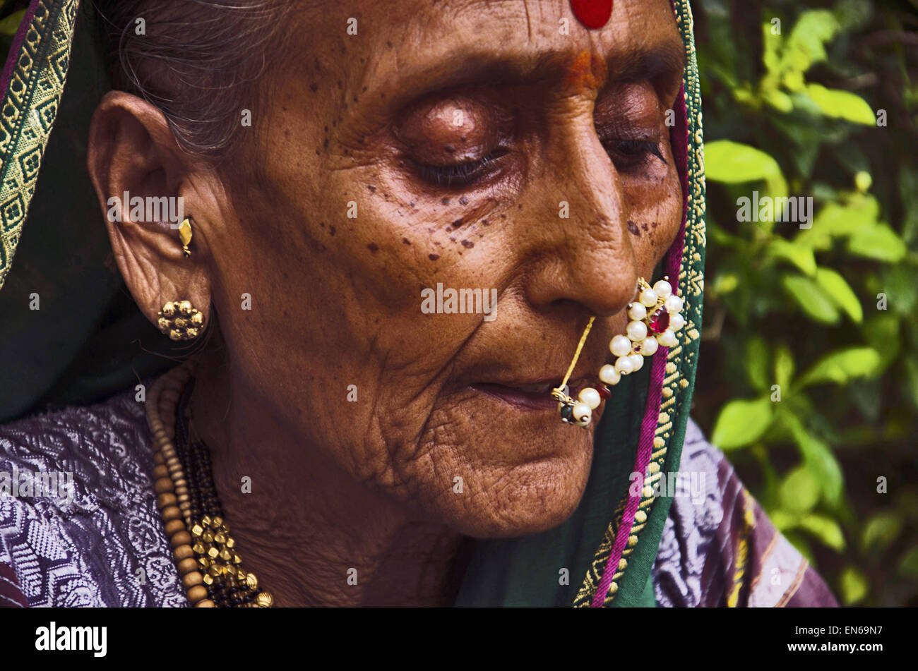 Eine alte Dame in der traditionellen indischen aussehen, Sangameshwar, in der Nähe von Tulapur, Maharashtra, Indien Stockfoto