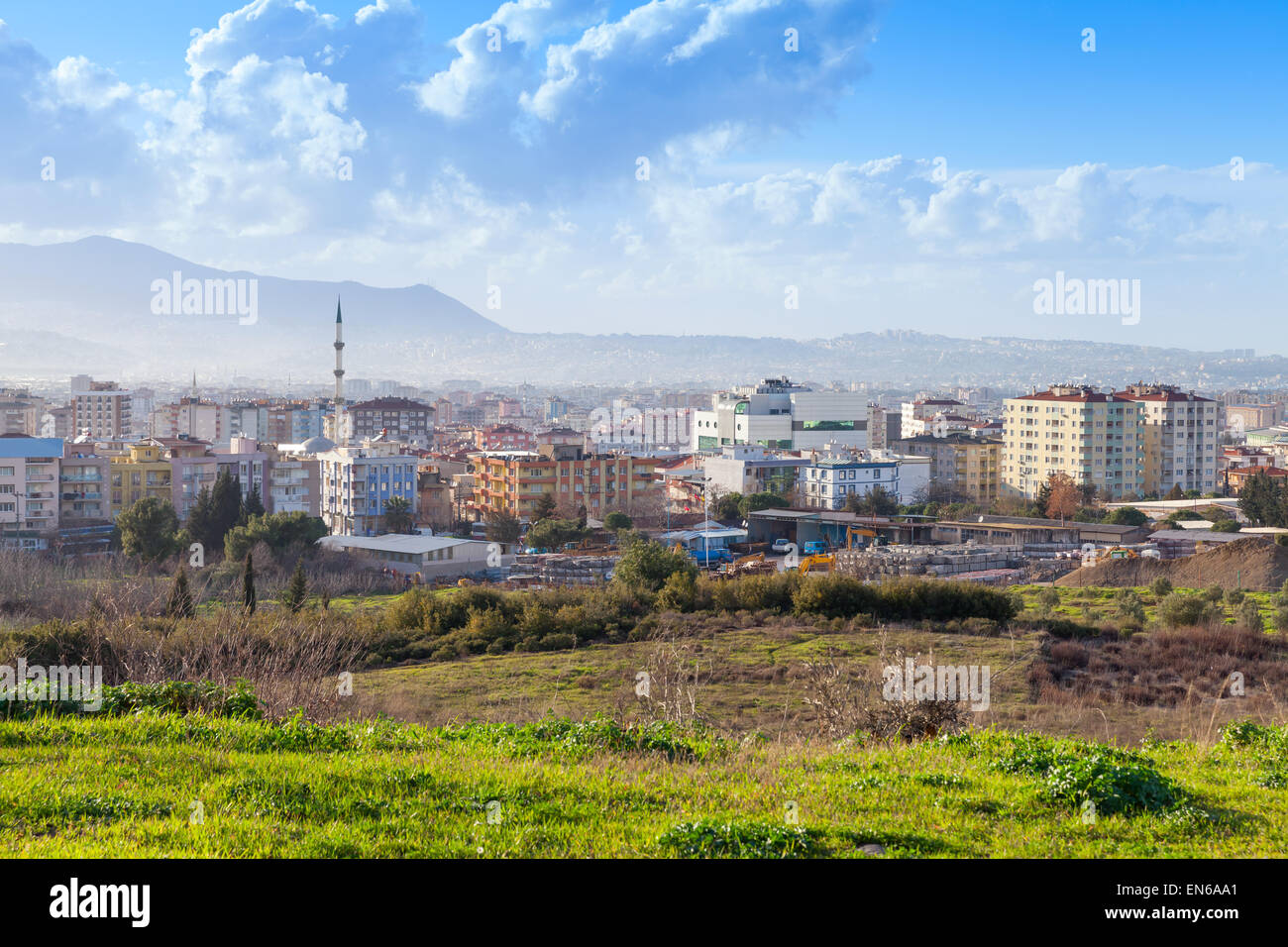 Stadtbild mit modernen Gebäuden unter blauen Wolkenhimmel. Stadt Izmir, Türkei Stockfoto