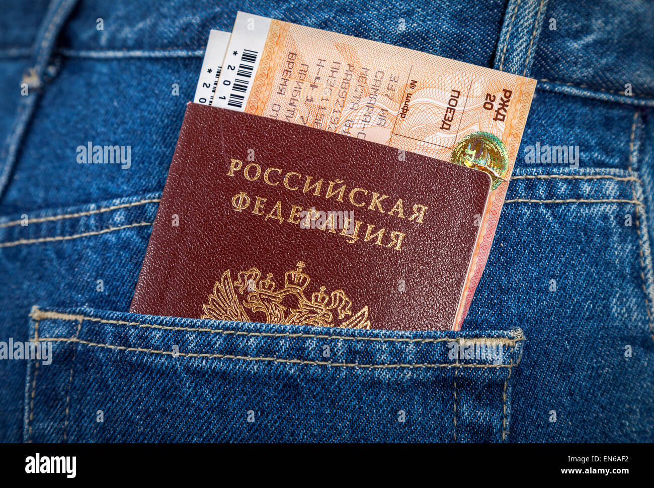 Russischer Pass und Bahntickets in die hintere Jeans-Tasche Stockfoto