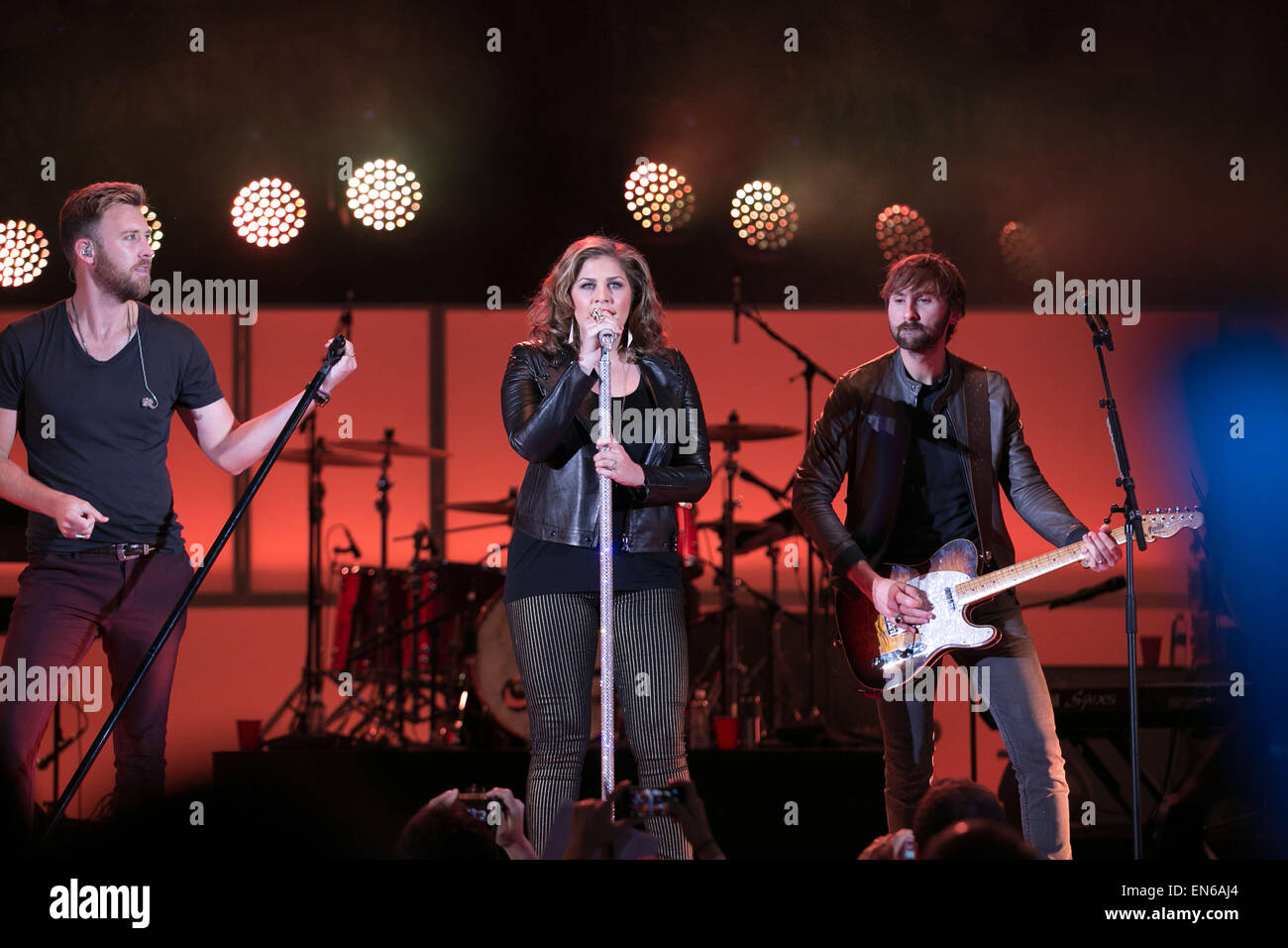 Promis auf der Bühne während wir können überleben 2014 in der Hollywood Bowl Featuring durchführen: Charles Kelley, Hillary Scott und Dave Haywood wo: Beverly Hills, Kalifornien, USA bei: 25. Oktober 2014 Stockfoto