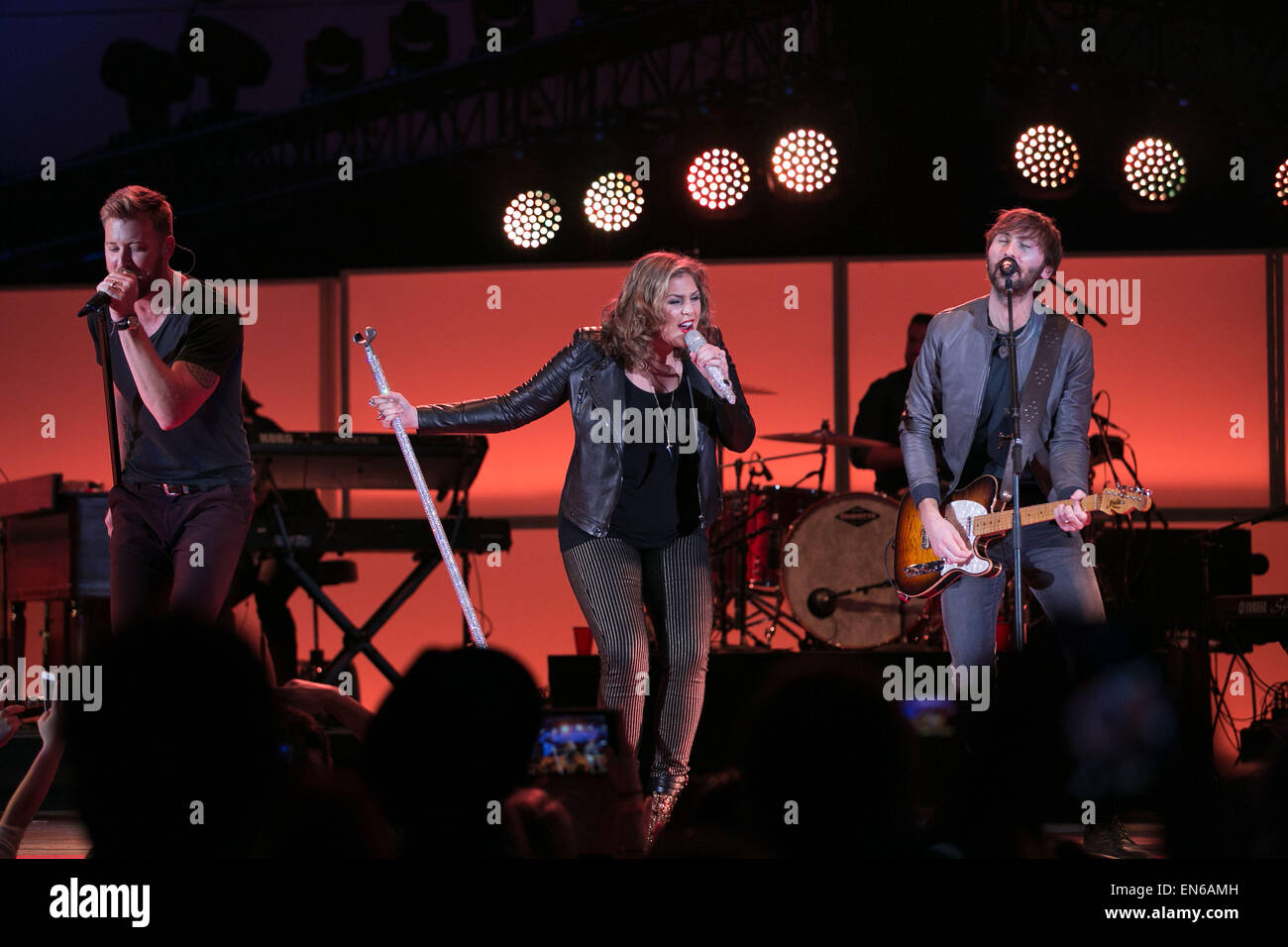 Promis durchführen auf der Bühne während wir können überleben 2014 in der Hollywood Bowl.  Mitwirkende: Charles Kelley, Hillary Scott und Dave Haywood wo: Beverly Hills, Kalifornien, Vereinigte Staaten, wann: 25. Oktober 2014 Stockfoto
