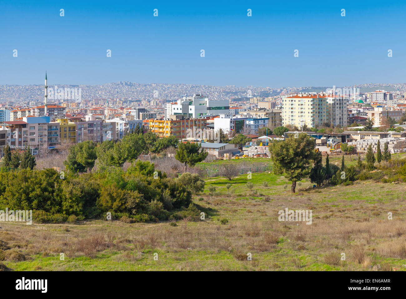 Stadtbild mit modernen Gebäuden unter blauem Himmel. Stadt Izmir, Türkei Stockfoto