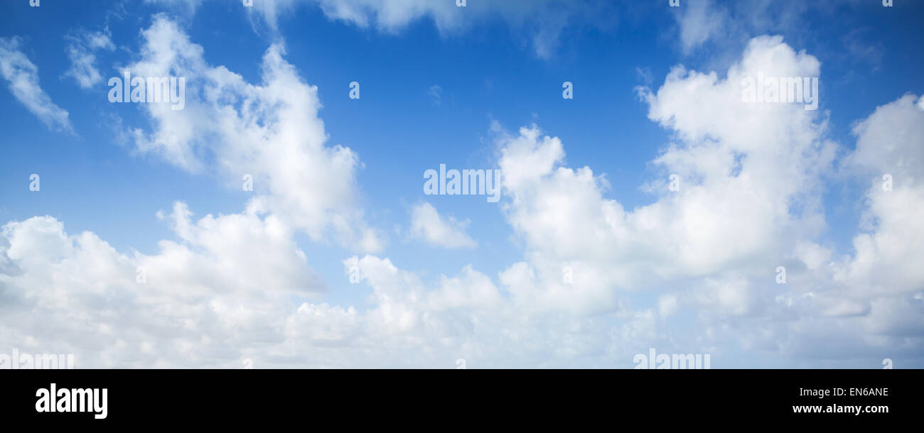 Blauer Himmel und weiße Wolken, Panorama abstrakt Fotohintergrund Stockfoto