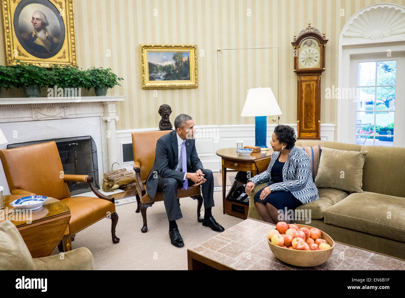 Columbia, USA. 27. April 2015. Präsident Barack Obama trifft sich mit Attorney General Loretta Lynch im Oval Office im Weißen Haus in Washington, District Of Columbia, USA, am Montag, 27. April 2015 neu vereidigt. Bildnachweis: Pete Marovich/Pool über CNP - NO WIRE SERVICE - © Dpa/Alamy Live-Nachrichten Stockfoto