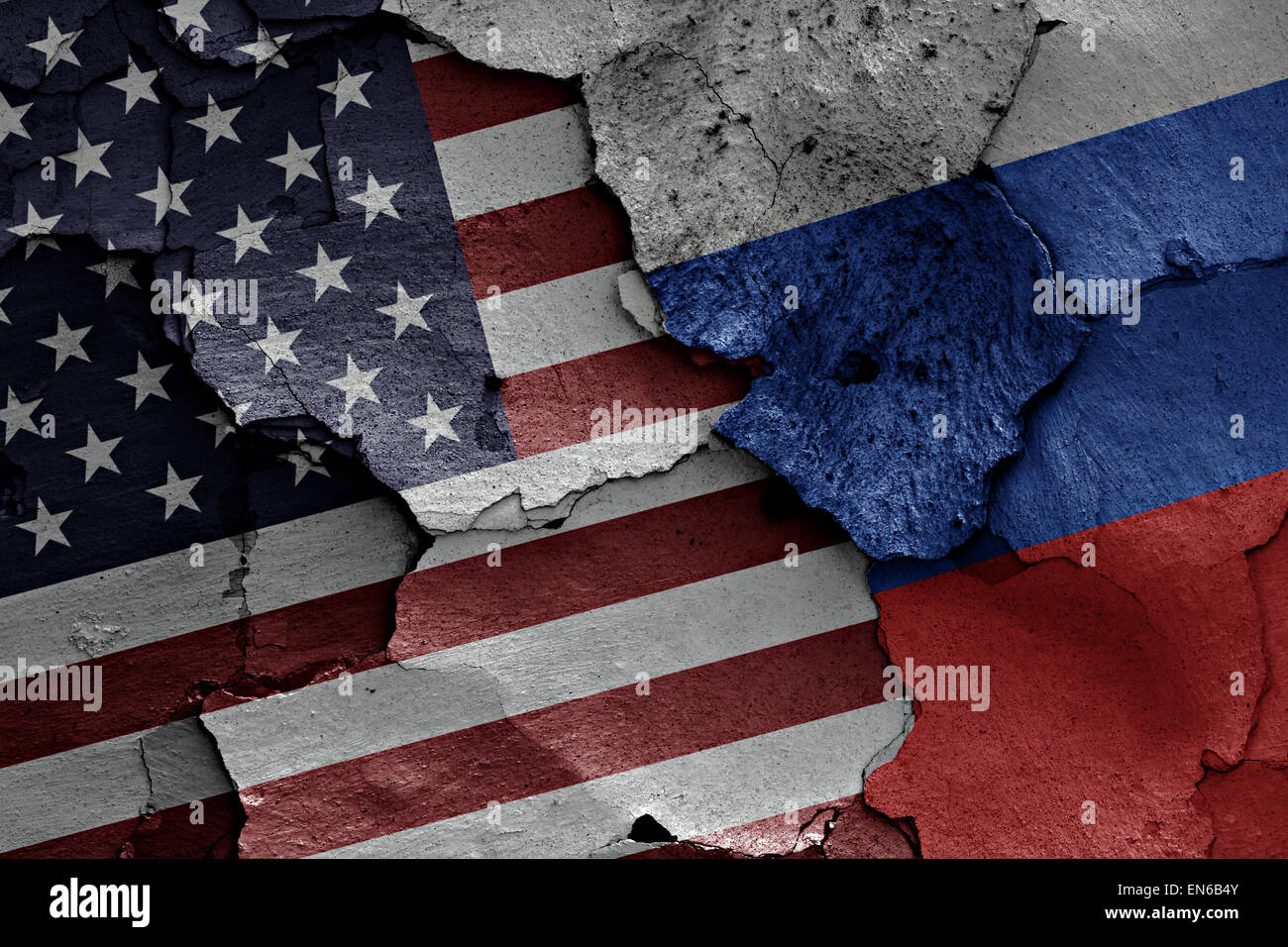 Flaggen der USA und Russlands auf rissige Wand gemalt Stockfoto