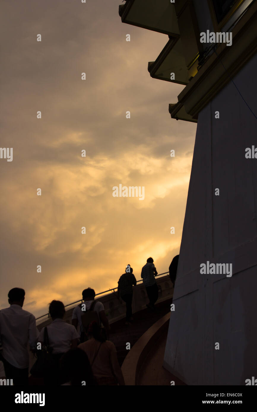 Golden Mount Temple in Bangkok in der Abenddämmerung Stockfoto