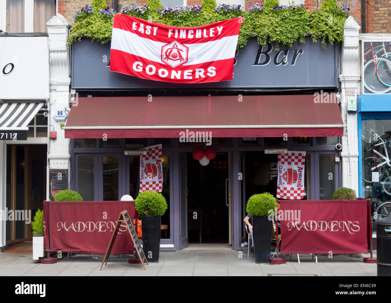 Maddens Bar Pub außen mit Arsenal FC Fahnen draußen am 2014 FA-Cup-Finale Tag East Finchley North London England UK Stockfoto