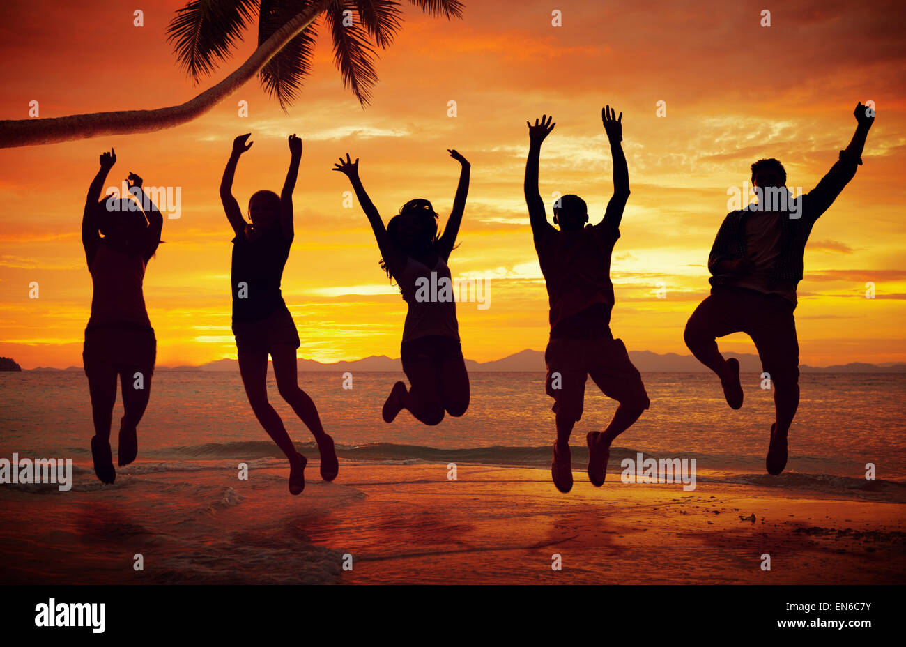 Junge Menschen springen mit Aufregung am Strand Stockfotografie - Alamy