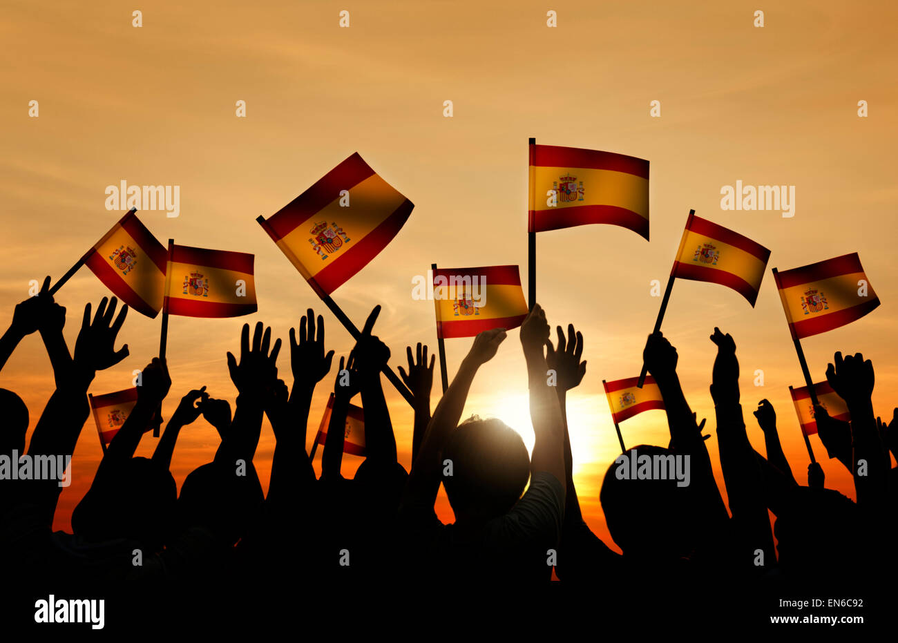 Silhouetten von Menschen, die Flagge von Spanien Stockfoto