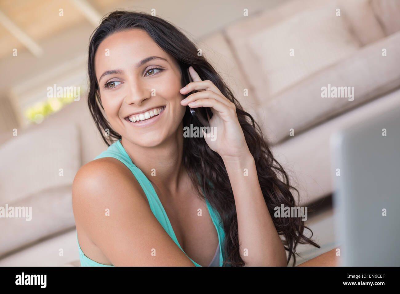 Hübsche Brünette telefonieren mit ihrem Handy Stockfoto