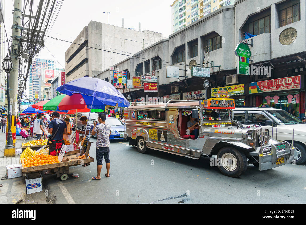 Jeepney Bus in Manila Chinatown Straße in Philippinen Stockfoto