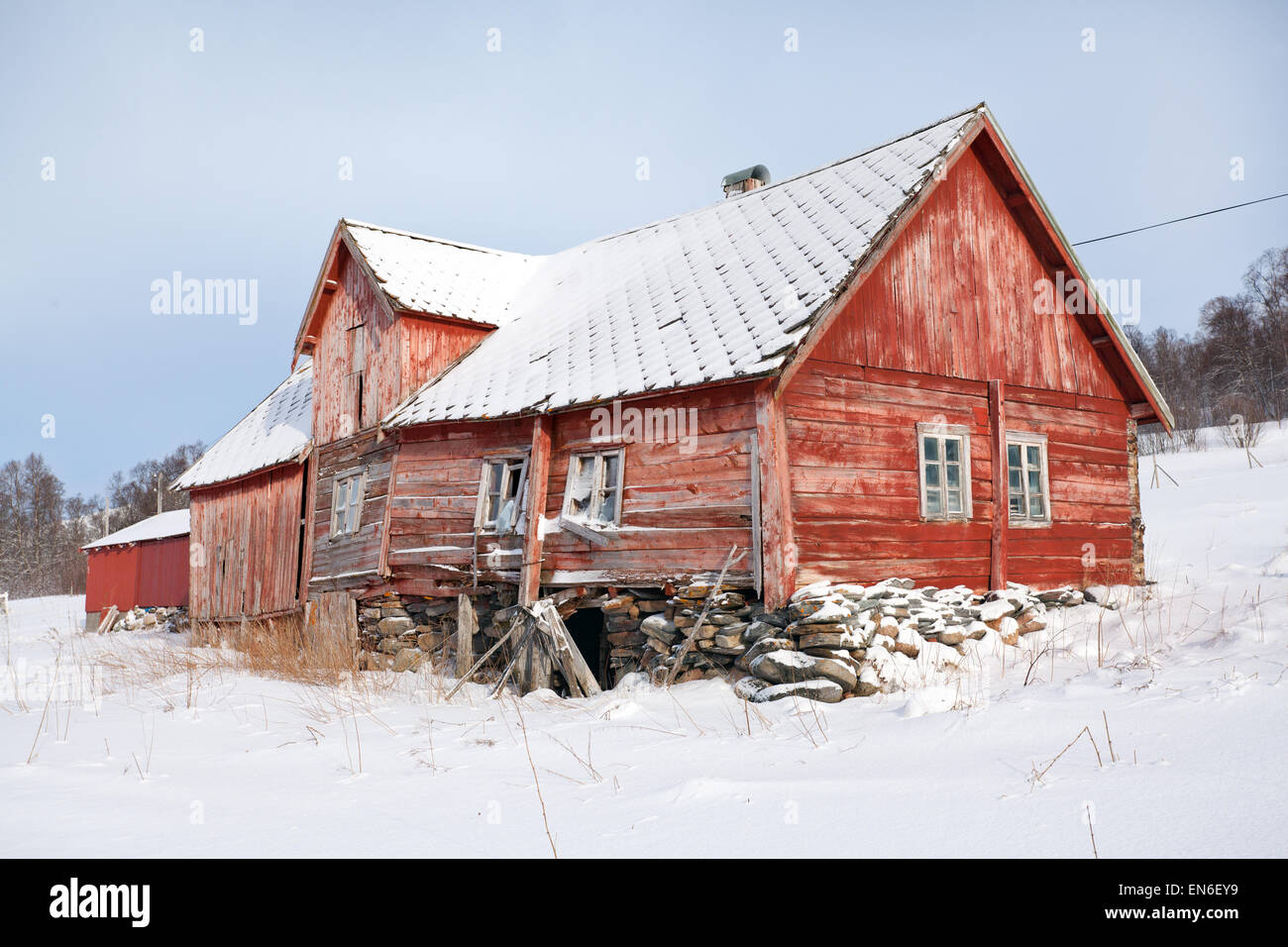 Traditionellen norwegischen roten Holzhaus Stockfoto