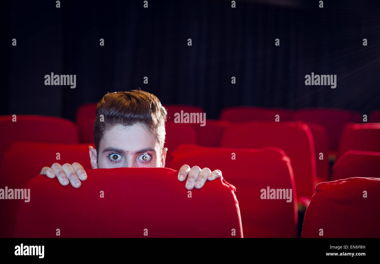 Junger Mann einen unheimlichen Film anschauen Stockfoto